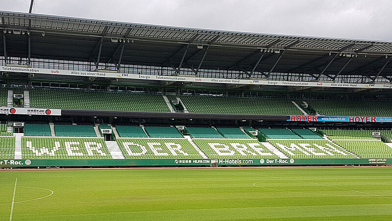 Malerarbeiten im Bremer Weserstadion-1